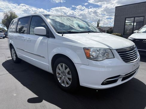 Used 2014 Chrysler Town & Country Touring FWD image 4