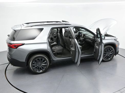 Used 2023 Chevrolet Traverse RS FWD image 37