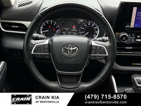Used 2023 Toyota Highlander XLE AWD/4WD image 12