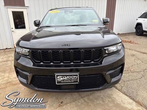 New 2025 Jeep Grand Cherokee Altitude AWD/4WD image 2
