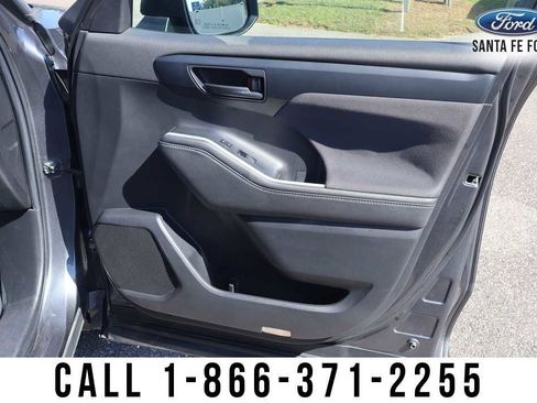 Used 2023 Toyota Highlander Platinum image 34