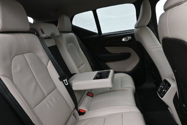 Used 2023 Volvo XC40 B5 Plus w/ Protection Package Premier AWD/4WD image 32