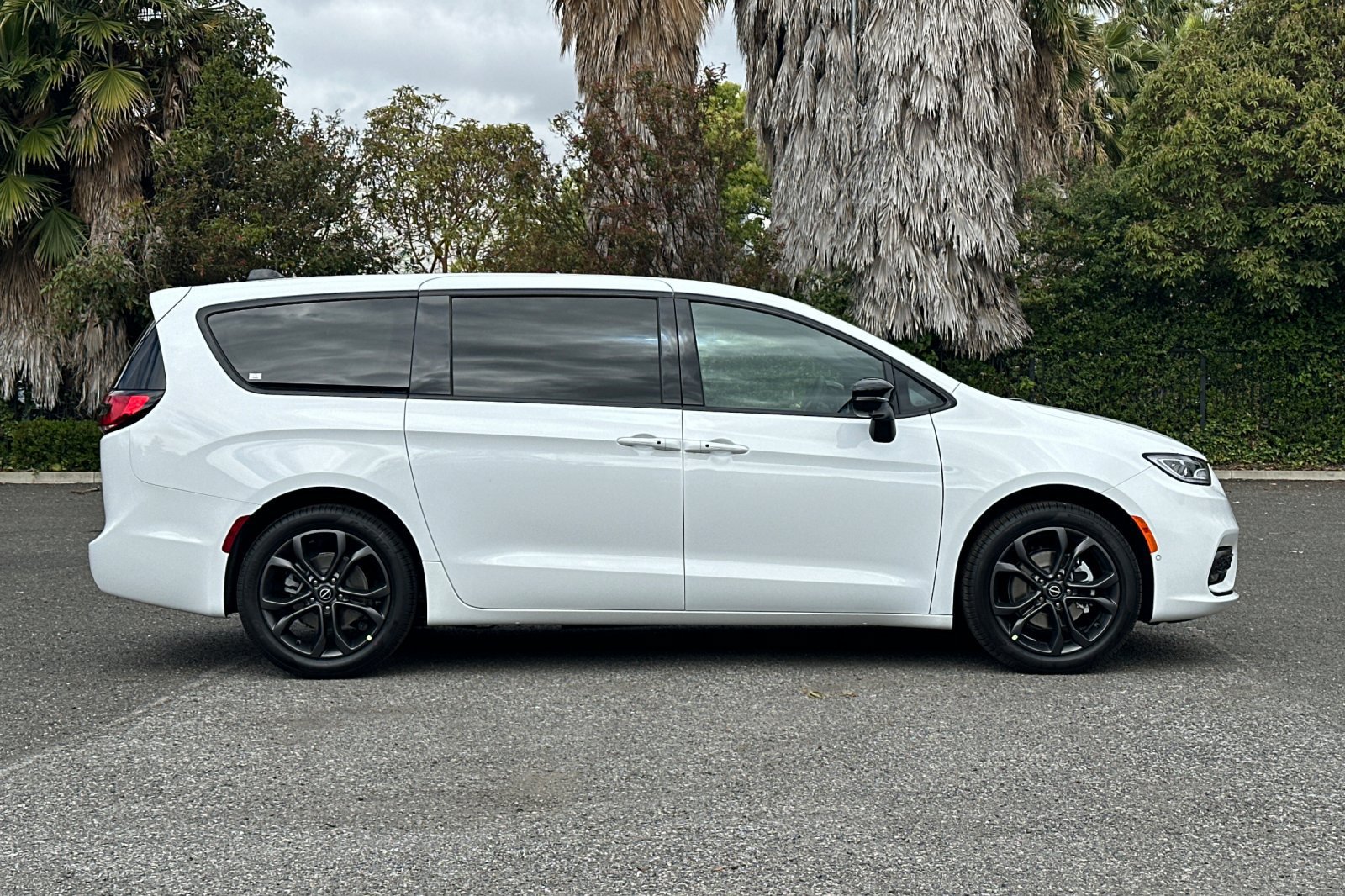 New 2026 Chrysler Pacifica Select FWD image 2