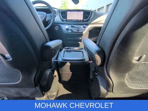 Used 2024 Chrysler Pacifica Limited FWD image 22