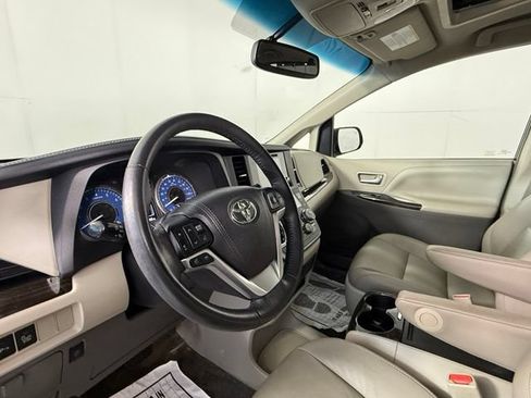Used 2017 Toyota Sienna XLE Premium FWD image 17