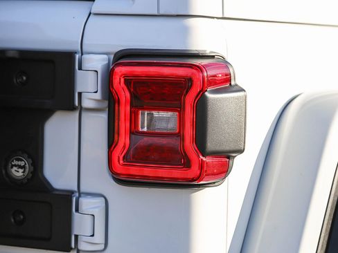 Used 2024 Jeep Wrangler Unlimited Rubicon image 10