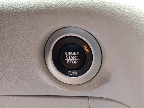 Used 2024 Chrysler Pacifica Touring-L FWD image 9