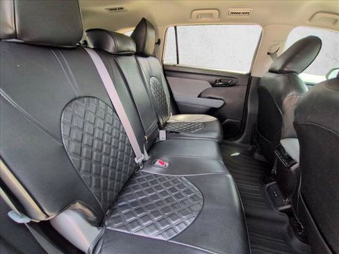 Used 2023 Toyota Highlander L FWD image 17