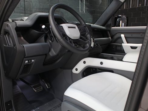 Used 2025 Land Rover Defender 110 AWD/4WD image 33