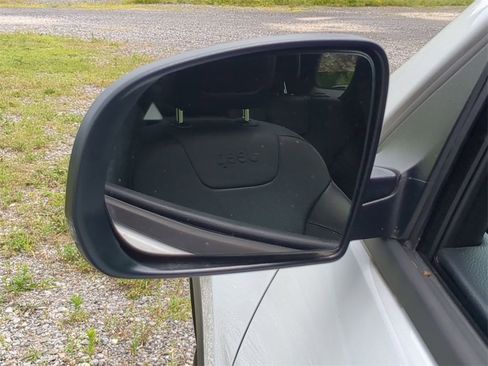 Used 2022 Jeep Cherokee Limited image 12