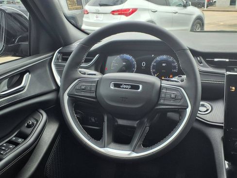 Used 2025 Jeep Grand Cherokee Altitude AWD/4WD image 23