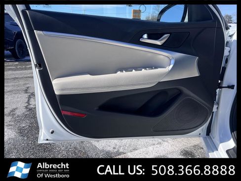 Used 2025 Genesis G70 2.5T image 11