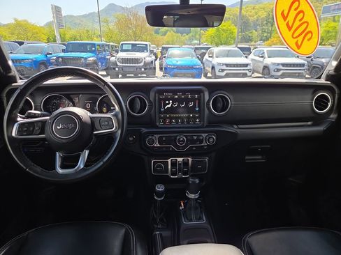 Used 2022 Jeep Wrangler Unlimited Sahara AWD/4WD image 16