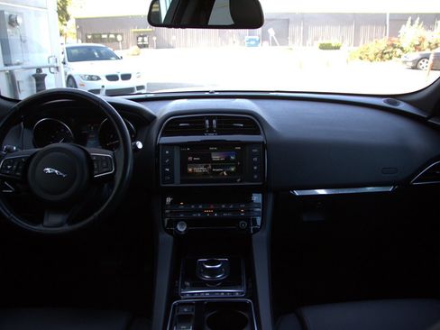 Used 2018 Jaguar F-PACE Premium image 35