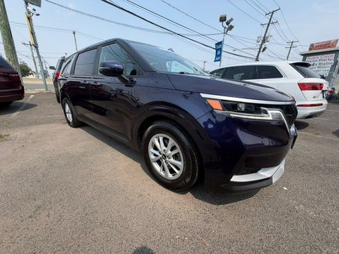 Used 2022 Kia Carnival LX FWD image 3