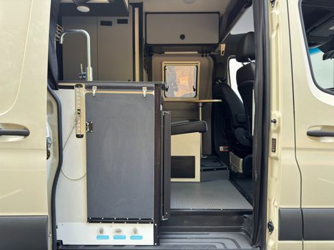 Used 2020 Mercedes-Benz Sprinter 2500 w/ Premium Plus Package image 40