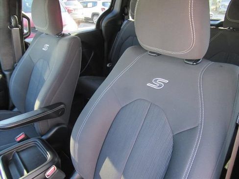Used 2018 Chrysler Pacifica Touring Plus w/ S Appearance Package FWD image 16