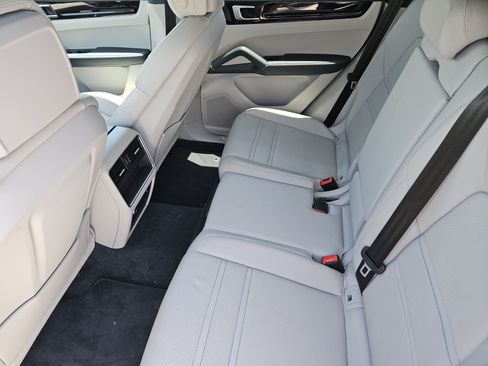 Certified 2023 Porsche Cayenne Platinum Edition AWD/4WD image 30