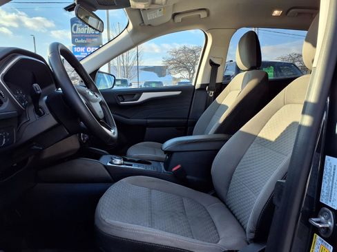 Used 2022 Ford Escape SE w/ SE Sport Appearance Package image 6