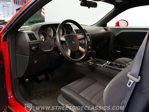 Used 2009 Dodge Challenger R/T image 4