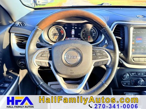 Used 2017 Jeep Cherokee Overland image 15