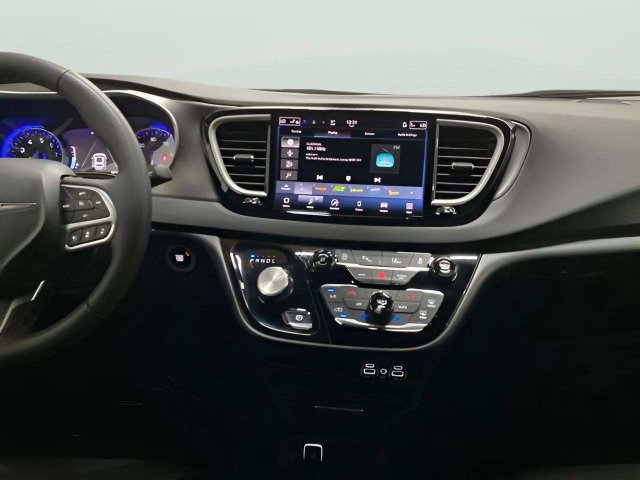 Used 2025 Chrysler Pacifica Select FWD image 14