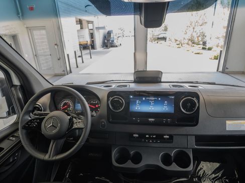 Used 2025 Mercedes-Benz Sprinter 2500 image 26