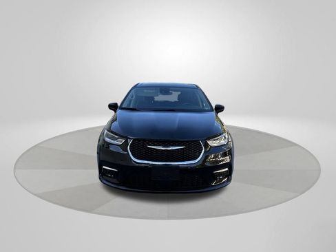 Used 2024 Chrysler Pacifica Touring-L image 2