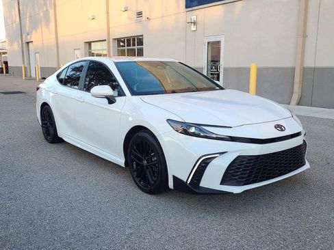 Used 2025 Toyota Camry SE image 9