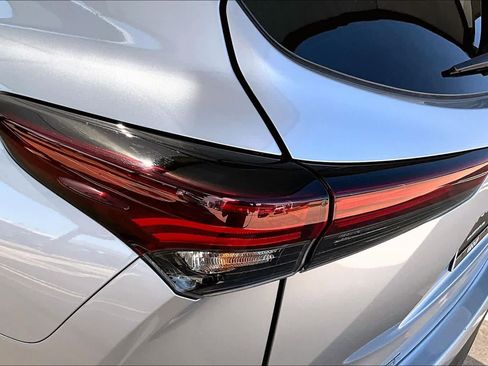 Used 2025 Toyota Highlander LE image 27