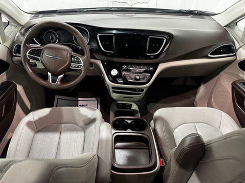 Used 2020 Chrysler Pacifica Touring w/ Advanced Safetytec Group FWD image 32