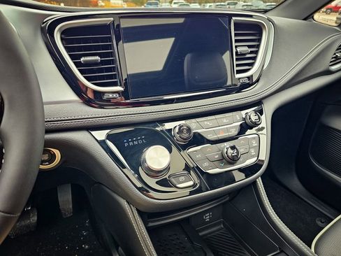 New 2026 Chrysler Pacifica Limited image 21