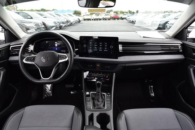 Used 2025 Volkswagen Jetta SE FWD image 7