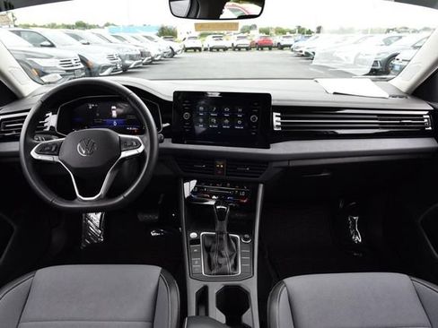 Used 2025 Volkswagen Jetta SE FWD image 7