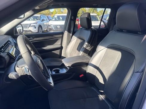 Used 2024 Jeep Grand Cherokee Altitude image 11