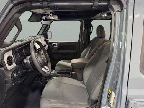 Used 2024 Jeep Wrangler Unlimited Sahara w/ Technology Group AWD/4WD image 8