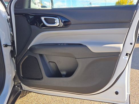 Used 2022 Jeep Compass Limited image 8