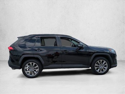Used 2020 Toyota RAV4 XLE Premium FWD image 4