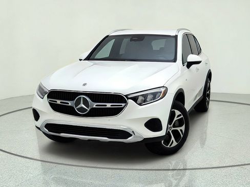 Used 2025 Mercedes-Benz GLC 350e 4MATIC image 2