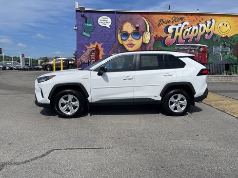 Used 2021 Toyota RAV4 LE AWD/4WD image 2