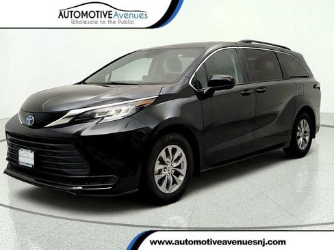 Used 2023 Toyota Sienna LE FWD image 1