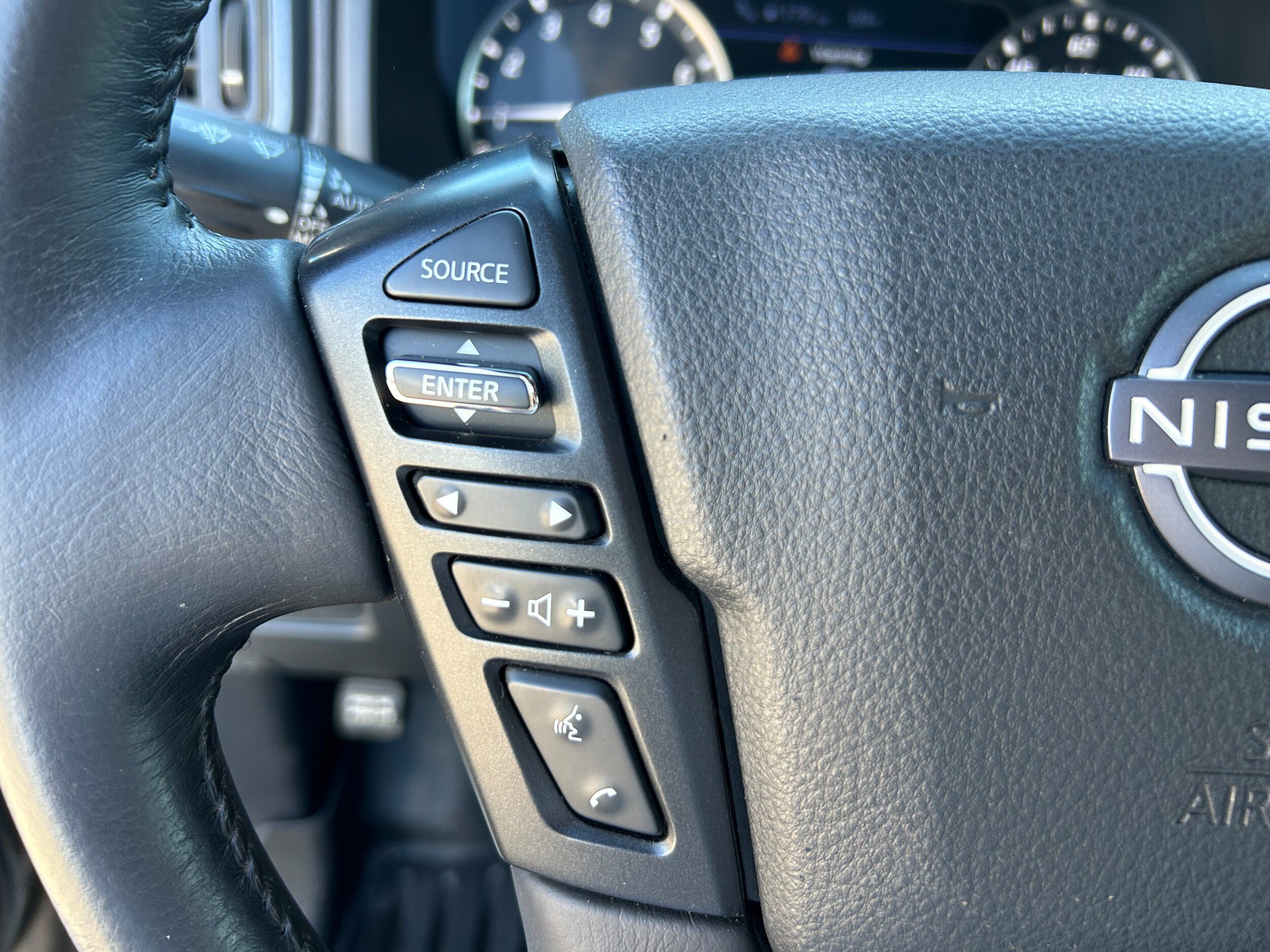 Used 2023 Nissan Titan SV w/ SV Convenience Package AWD/4WD image 18
