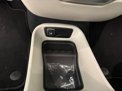 Used 2023 Chrysler Pacifica Touring-L image 40