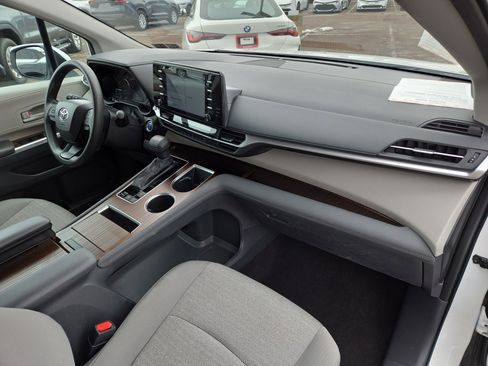 Certified 2024 Toyota Sienna LE image 17