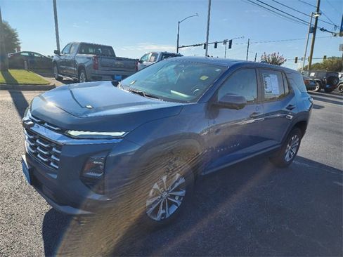 Used 2025 Chevrolet Equinox LT w/ Safety and Technology Package image 3