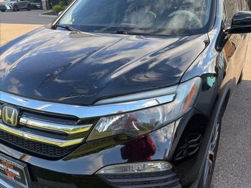 Used 2017 Honda Pilot Touring image 1
