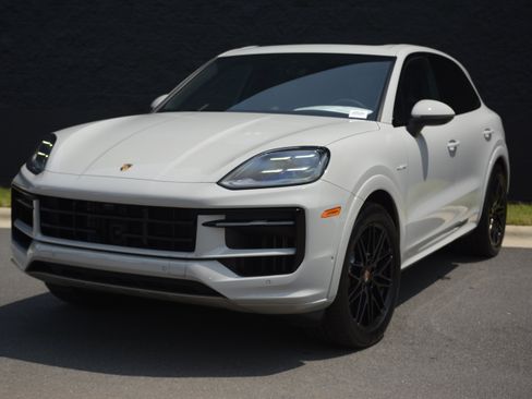 Certified 2025 Porsche Cayenne S AWD/4WD image 43