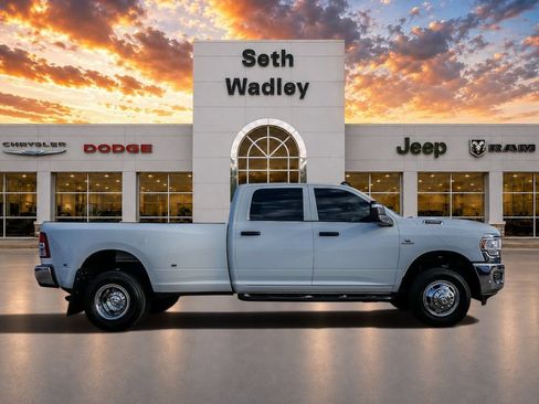 Used 2024 RAM 3500 Tradesman w/ Chrome Appearance Group AWD/4WD image 8