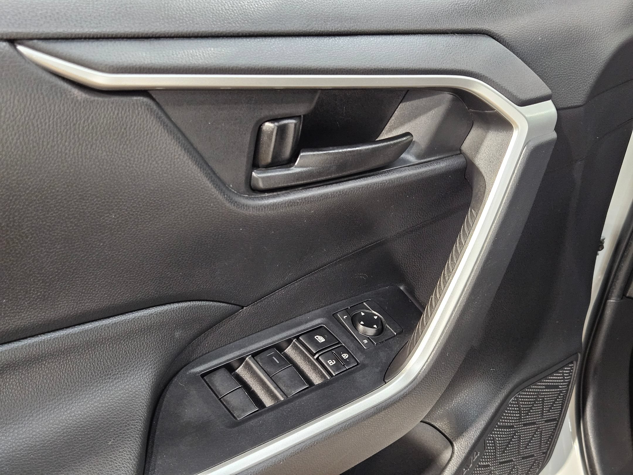 Used 2022 Toyota RAV4 LE AWD/4WD image 20