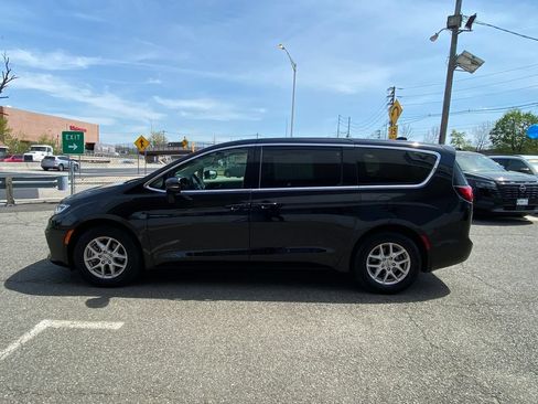 Used 2024 Chrysler Pacifica Touring-L FWD image 7